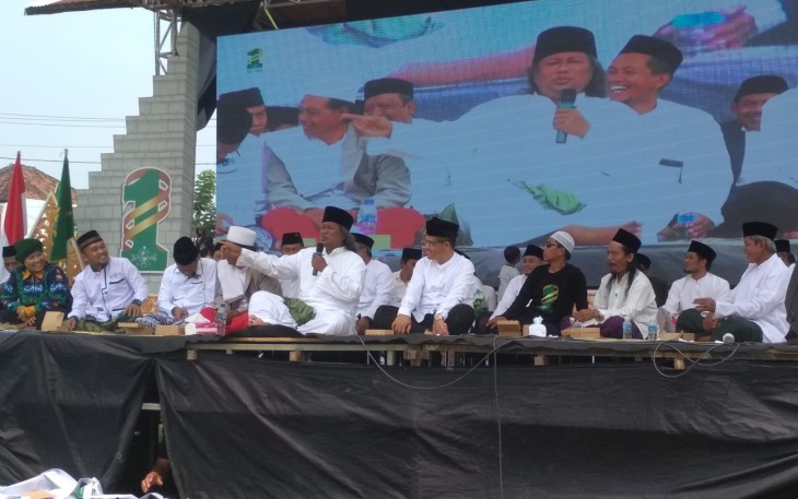 Gus Muwafiq di antara sejumlah tokoh masyarakat dan pejabat, saat menyampaikan tausiyah pada perayaan resepsi Harlah 1 Abad NU, di Stadion Angkatan 45 Karanganyar, Minggu (19/3/2023).