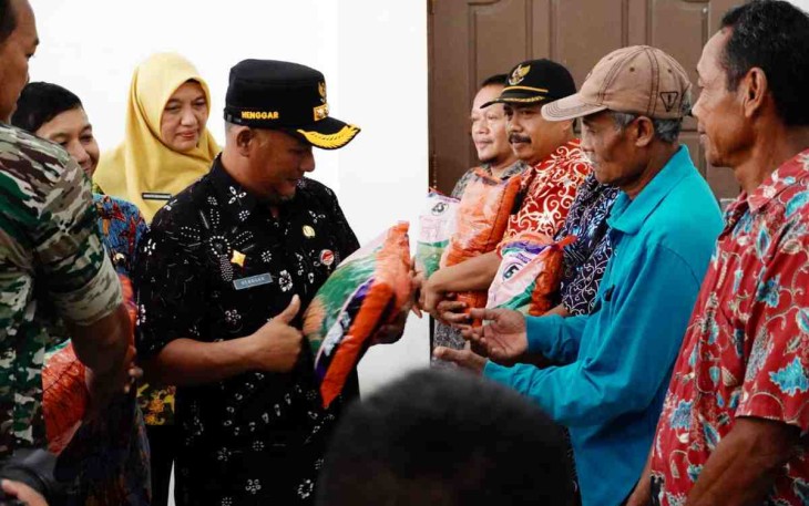Penyerahan bantuan benih padi oleh Pj Bupati Pati