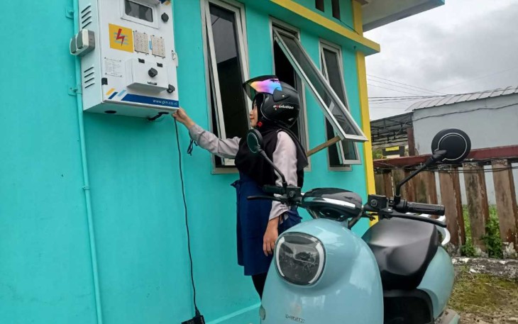 Pengguna motor listrik di Pontianak 