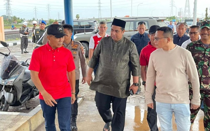 Pangdam XIV Hasanuddin Mayjen TNI Dr Totok Imam Santoso (kaos merah) saat mengunjungi pasar Tramo Maros