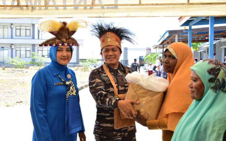 Pangkoarmada III Laksda TNI Agus Hariadi memberikan santunan ke warga