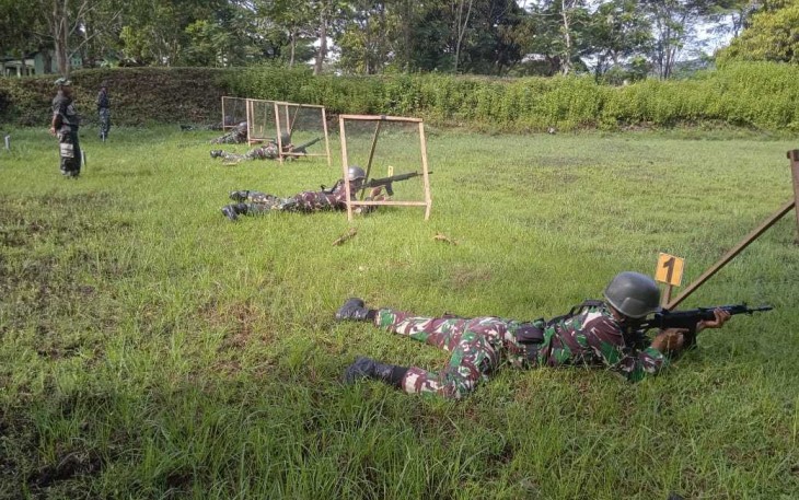 Latihan menembak prajurit Kodim 0801/Pacitan 