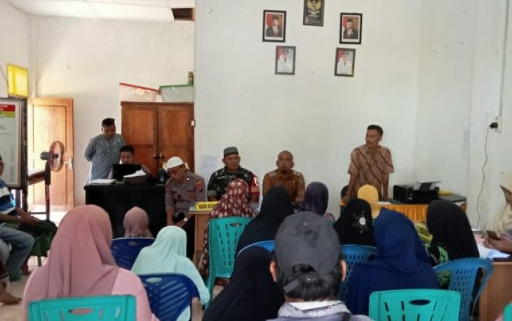 Suasana Pembagian BLT di Kantor Desa Aek Badak Julu, Kecamatan Sayurmatinggi, Kabupaten Tapanuli Selatan (Tapsel), Sumatera Utara (Sumut), Selasa (28/03/23).