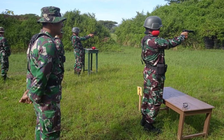 Latihan menembak pistol prajurit Kodim 0801/Pacitan 