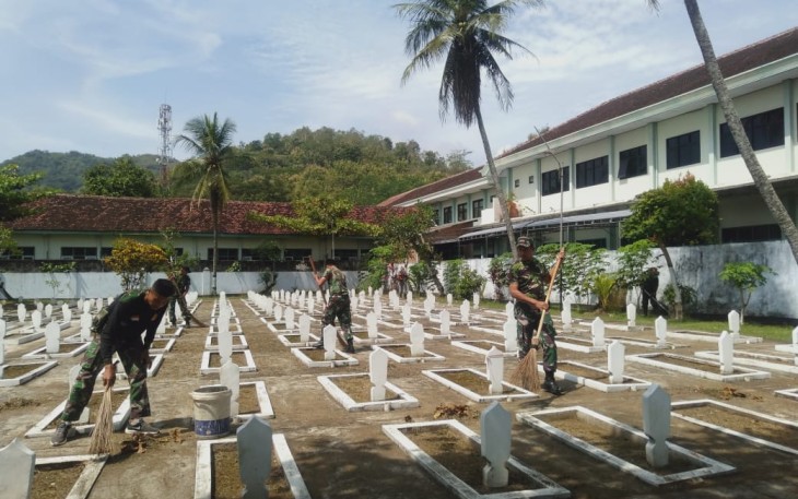 Pembersihan TMP wilayah desa binaan 