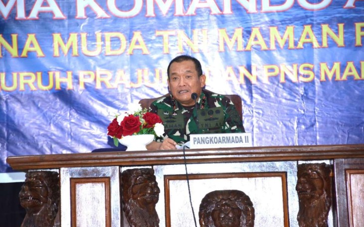 Pangkoarmada II Laksda TNI Maman Firmansyah saat memberikan arahan di Lantamal VI Makassar 