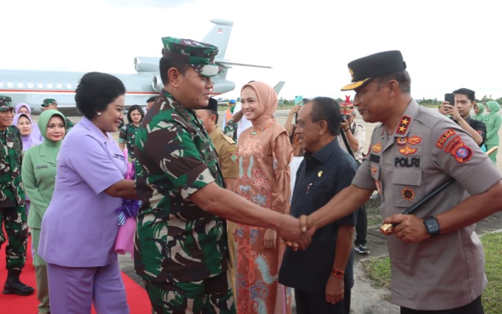 Kapolda Kalteng Irjen Pol Drs Nanang Avianto saat menyambut kedatangan Panglima TNI Laksamana TNI Yudo Margono 