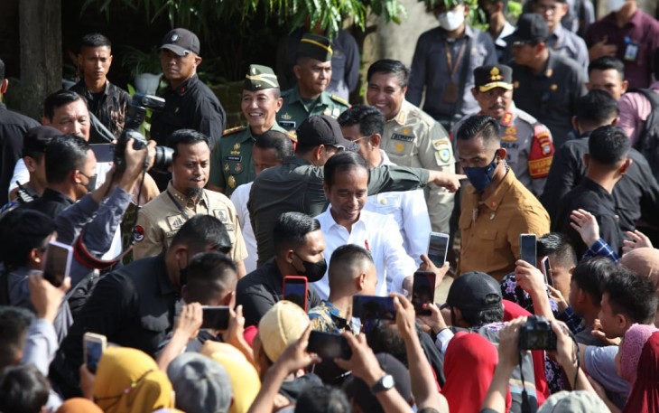 Presiden Jokowi ditengah masyarakat saat panen raya padi
