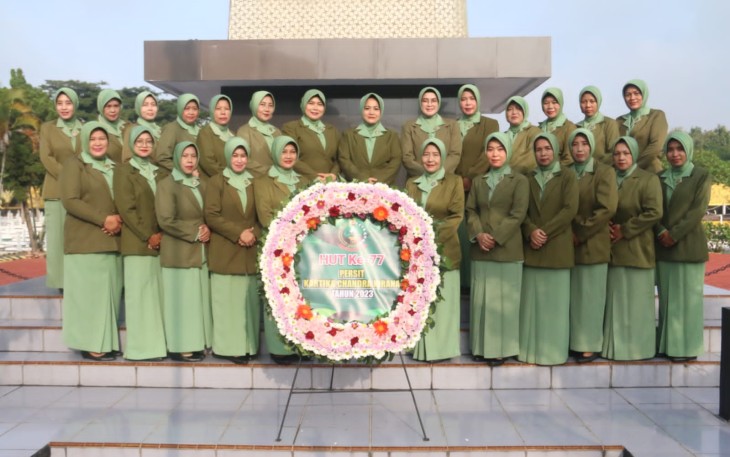 Ziarah dan Tabur Bunga Persit KCK Cabang XVII Kodim Madiun
