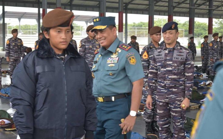 Gubernur AAL Mayjen TNI (Mar) Endi Supardi saat pengecekan kelengkapan KJK