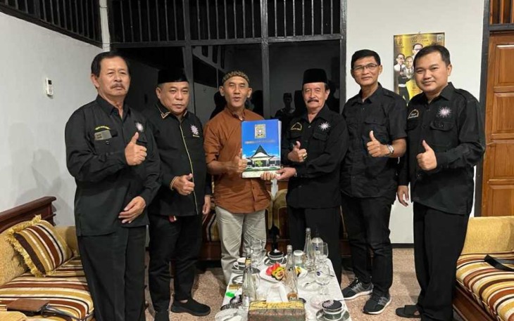 Danrem 081/DSJ Kolonel Inf H. Sugiyono saat menerima cenderamata 