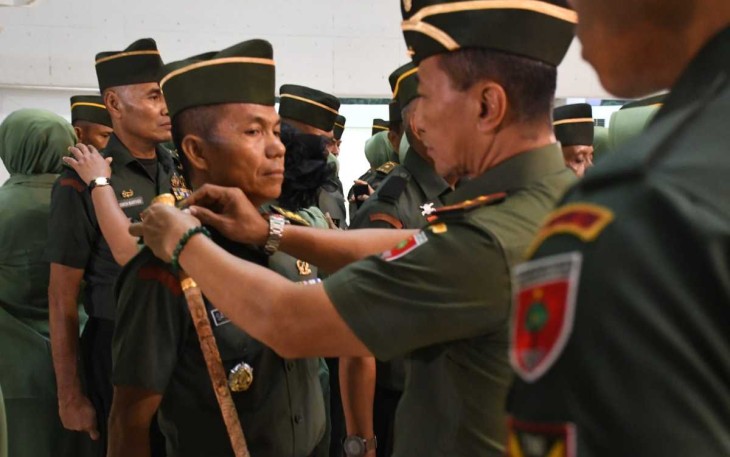 Pangdam XIV Hasanuddin Mayjen TNI Dr Totok Imam Santoso saat menyematkan kenaikan pangkat personel