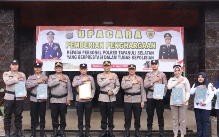 Kapolres, AKBP Imam Zamroni, SIK, MH, menyerahkan penghargaan ke sejumlah personel yang sudah berikan dedikasi terbaik, sehingga Polres Tapsel berhasil mencapai predikat Indikator Kinerja Terbaik