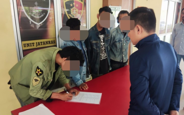 Keempat pelaku didampingi Kasat Reskrim Polresta Pontianak saat membuat surat pernyataan bahwa perbuatan yang dilakukan adalah salah, dan keempatnya meminta maaf kepada kepada masyarakat Indonesia,kepada Presiden RI,kepada Ketua DPR RI serta Ketua DPRD Kalbar, Minggu (02/04/2023) di Mapolresta Pontianak.