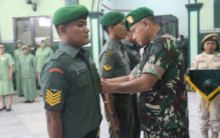 Dandim 0803/Madiun Letkol Inf Meina Helmi saat penyematan kenaikan pangkat prajuritnya 