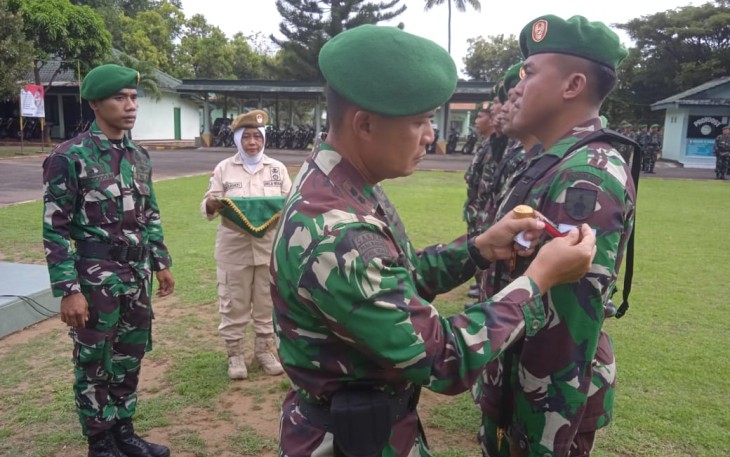 Dandim 0801/Pacitan Letkol Inf Roliyanto menyematkan kenaikan pangkat prajuritnya 