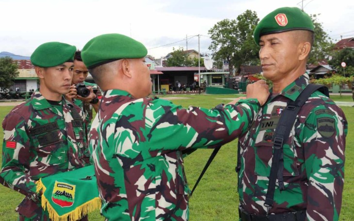 Dandim 0309/Solok Letkol Arm Hendrik Setiawan sematkan tanda pangkat prajuritnya 