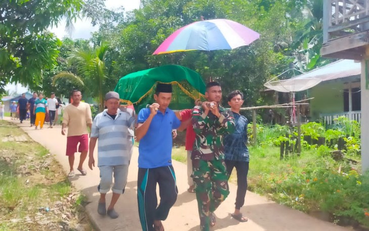 Bantu pemakaman warga di perbatasan 