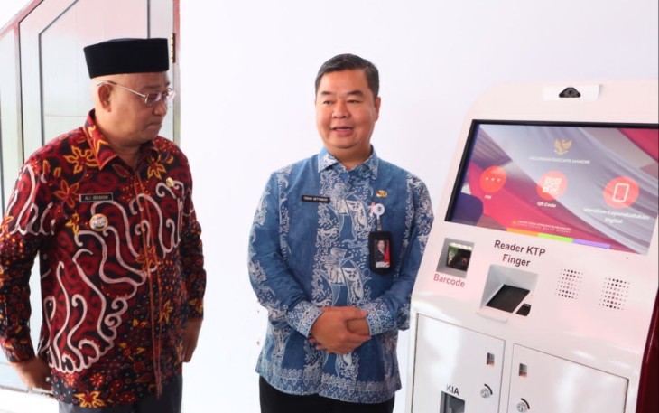 Dirjen Dukcapil Teguh Setyabudi bersama Walikota Tidore Kepulauan Capt. Ali Ibrahim 