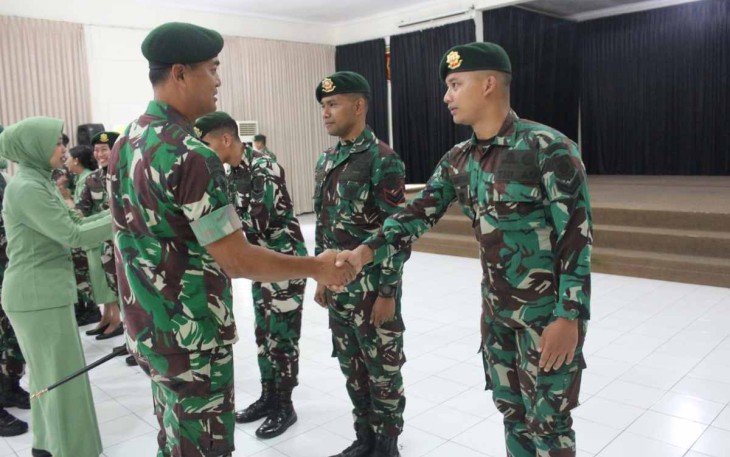 Danmenarmed 2 Kostrad Kolonel Arm Joko Setiyo Kurniawan saat memberikan ucapan selamat kenaikan pangkat prajuritnya 