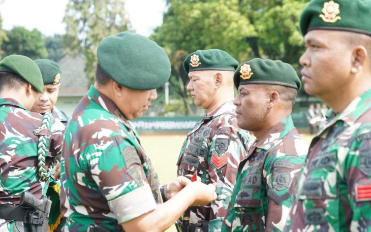 Pangdiv 2 Kostrad Mayjen TNI Safrial menyematkan kenaikan pangkat prajuritnya 