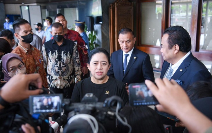 Puan Maharani Ketua DPR RI saat memberikan keterangan pers terkait pengesahan Perppu Pemilu jadi UU, Selasa (4/4)