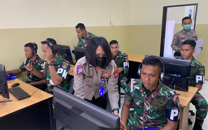 Prajurit Puspomal ujian teori pembuatan SIM