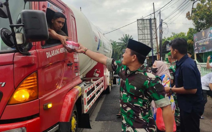 Dandim 1409/Gowa Letkol Inf Muhamad Isnaeni bagikan takjil gratis 
