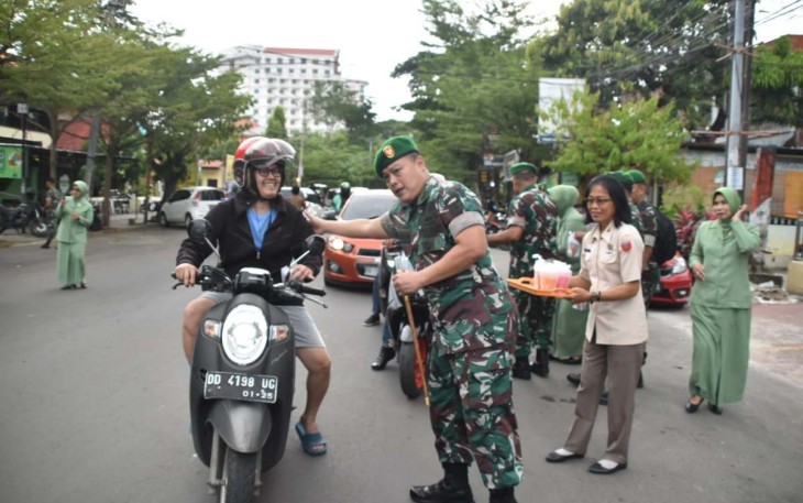 Dandim 1408/Mks Kolonel Inf Nurman Syahreda memberikan takjil gratis 