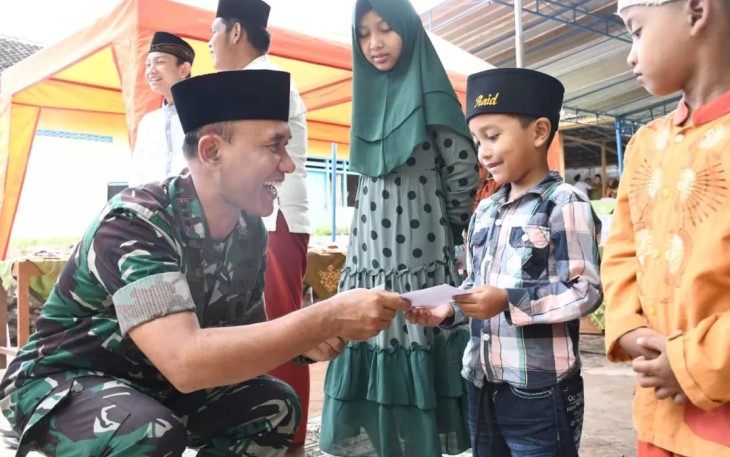 Danrem 081/DSJ Kolonel Inf H. Sugiyono saat memberikan santunan