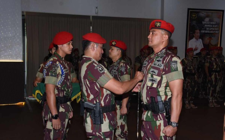 Danjen Kopassus Mayjen TNI Iwan Setiawan saat penyematan kenaikan pangkat prajuritnya 