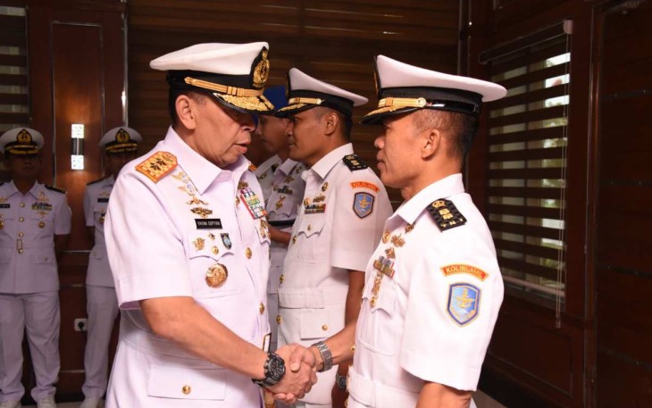 Pangkolinlamil Laksda TNI Yayan Sofiyan memberikan ucapan selamat prajuritnya