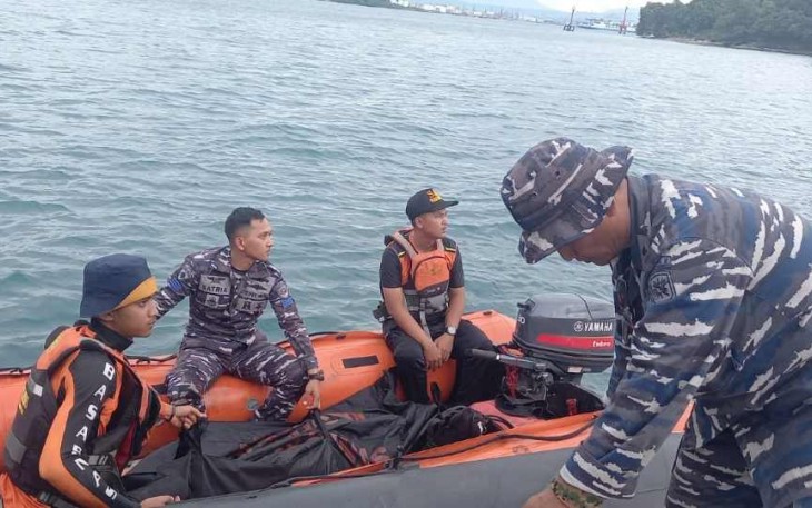 Evakuasi jenazah korban tenggelam di laut dekat dermaga 3 pelabuhan ASDP Merak Kota Cilegon