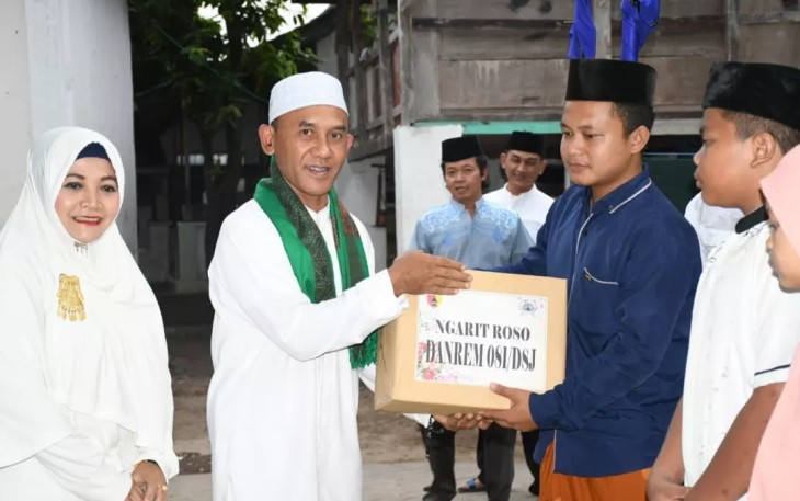 Danrem 081/DSJ Kolonel Inf H. Sugiyono ketika memberikan santunan