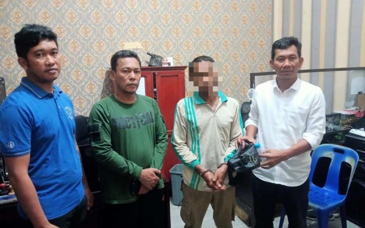 Tersangka pengedar narkoba KAL (52) no 2 dari kanan