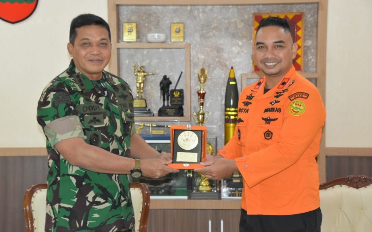 Danrem 023 KS Kolonel Inf Dodi Triwinarto saat memberikan cenderamata 