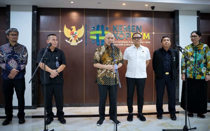 MenkopUKM Teten Masduki saat memberikan keterangan pers terkait pakaian bekas ilegal di Jakarta 
