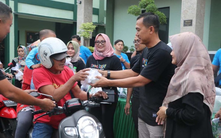 Dandim 0807/Tulungagung Letkol Czi Nooris Agus Rinanto bagikan takjil
