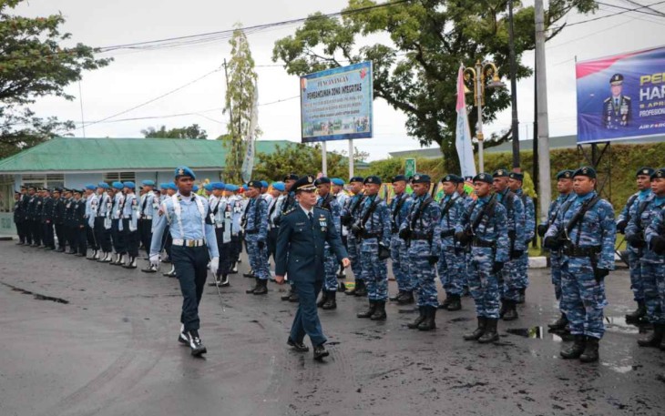 Kadispers Lanud Sutan Sjahrir Letkol Adm Aliyus saat inspeksi pasukan upacara HUT TNI ke-77 TNI AU 