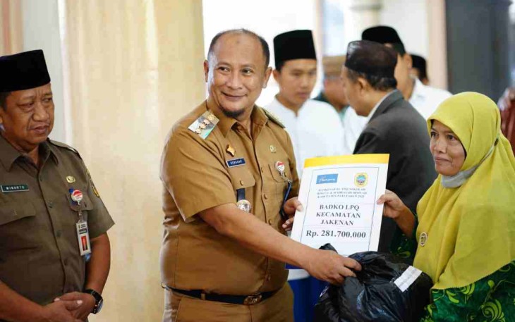 Pj Bupati Pati saat memberikan bantuan keuangan