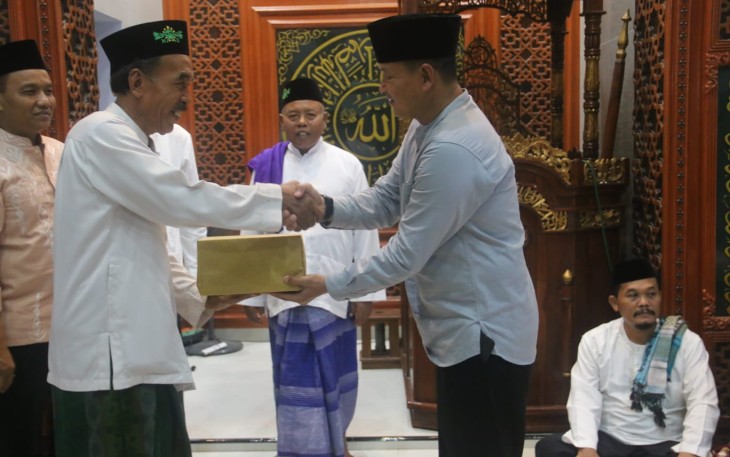 Dandim 0803/Madiun Letkol Inf Meina Helmi (kanan) saat memberikan santunan