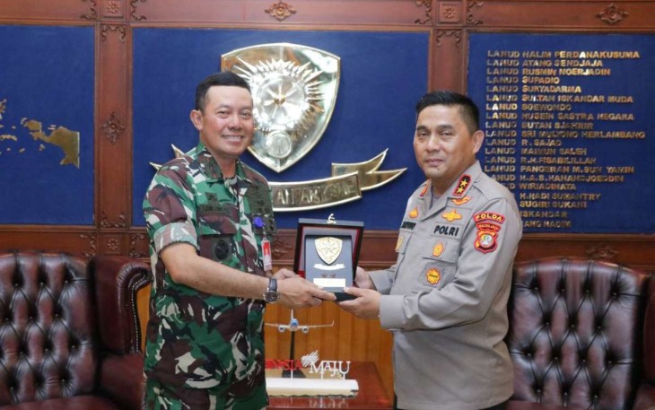 Pangkoopsud I Marsda TNI Bambang Gunarto memberikan cenderamata Kapolda Metro Jaya 
