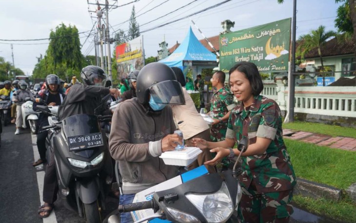 Korem 163/WS bagikan takjil ke pengendara motor 
