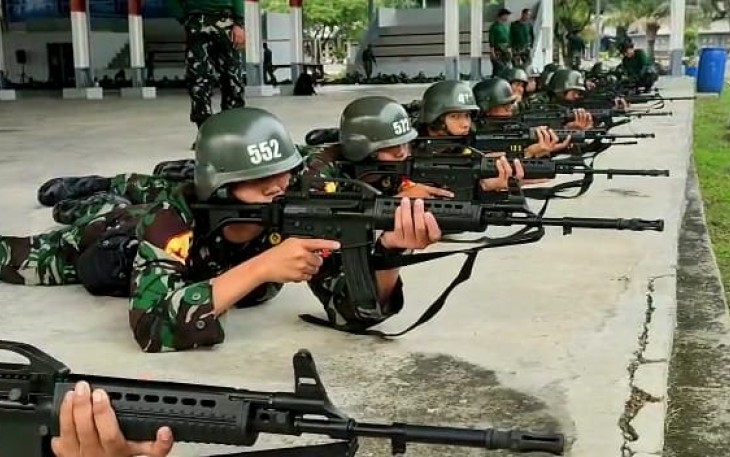 Latihan menembak Laras panjang taruna AAL