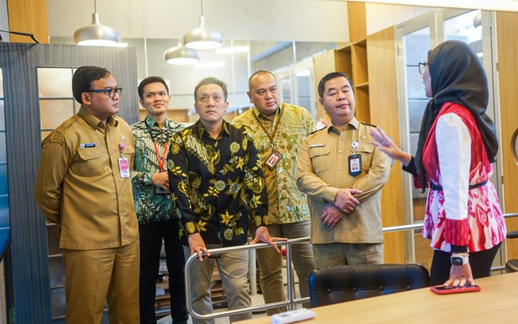 Dirjen Dukcapil Teguh Setyabudi (kanan) saat menerima paparan dari Yayasan Thisable