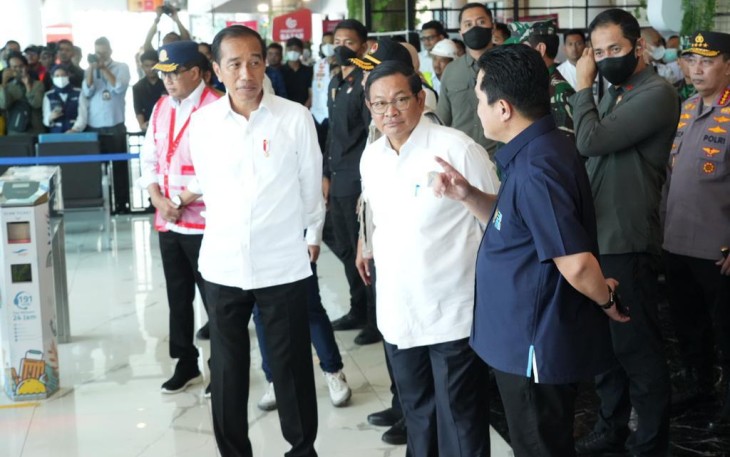Menteri BUMN Erick Thohir saat memaparkan ke presiden Jokowi di Pasar Kelapa Blok F Cilegon, Selasa (11/4) 