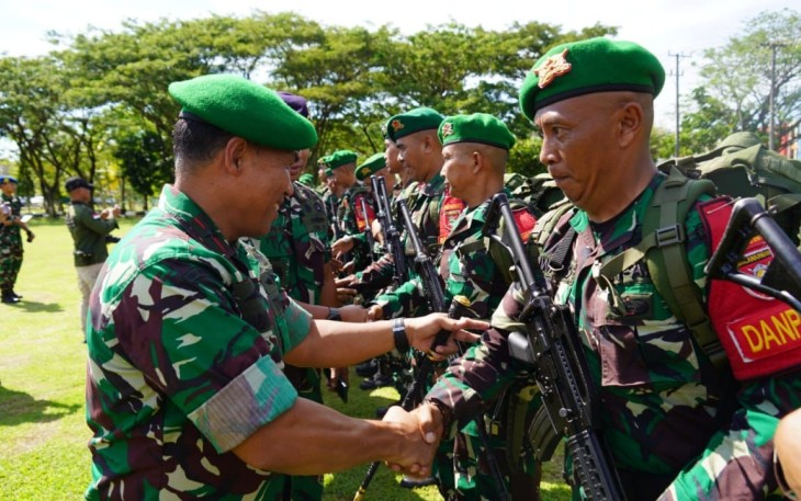 Pangdam XVIII/Kasuari Mayjen TNI Gabriel Lema memberikan ucapan selamat datang dan bertugas satgas pamtas