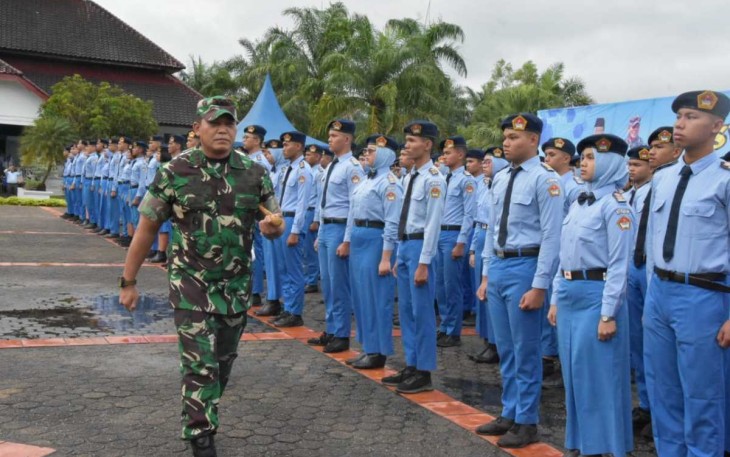 Danrem 023 KS Kolonel Inf Dodi Triwinarto saat pelepasan siswa SMAN 1 Matauli Pandan 