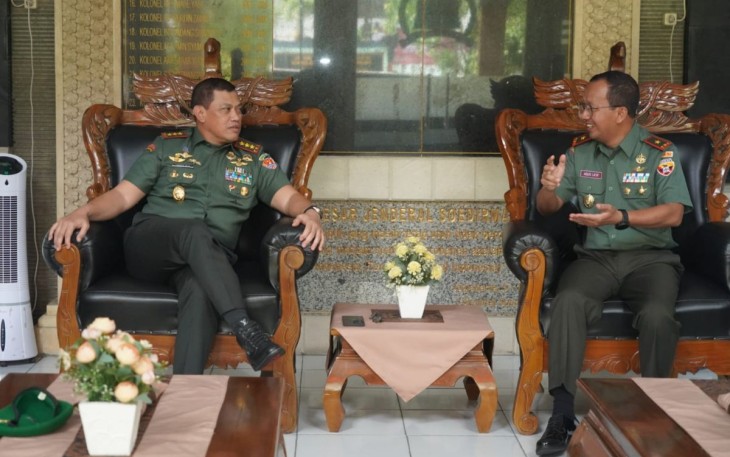 Danrem 163/WS Brigjen TNI Agus M Latif saat berdialog dengan Danpusterad Letjen TNI Teguh Muji Angkasa di lobby Makorem, Rabu (12/4)
