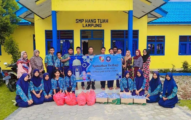Takjil gratis siswa SMP Hang Tuah perwakilan Lampung 